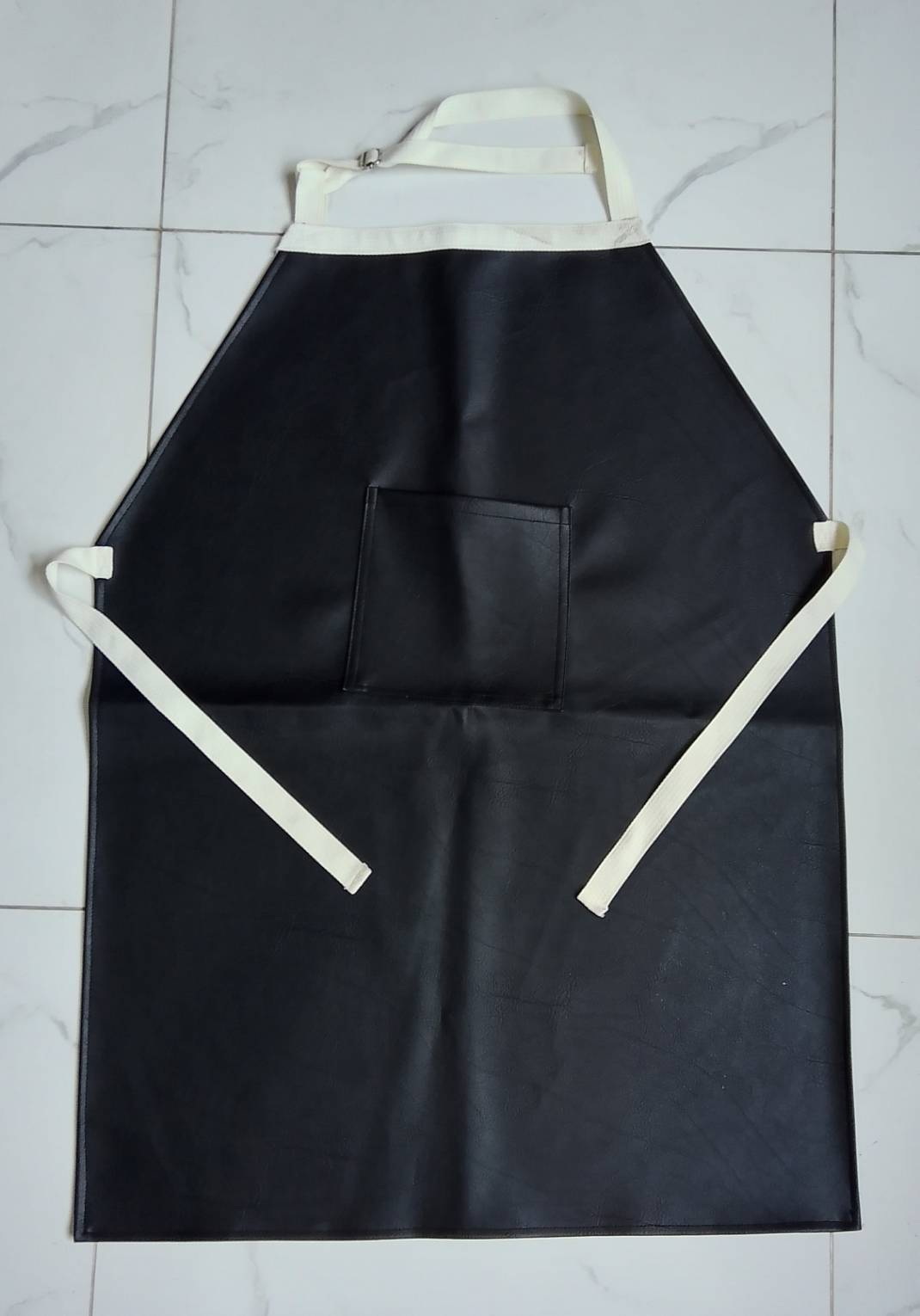 ผ้ากันเปื้อน  PVC สีดำ สายCotton