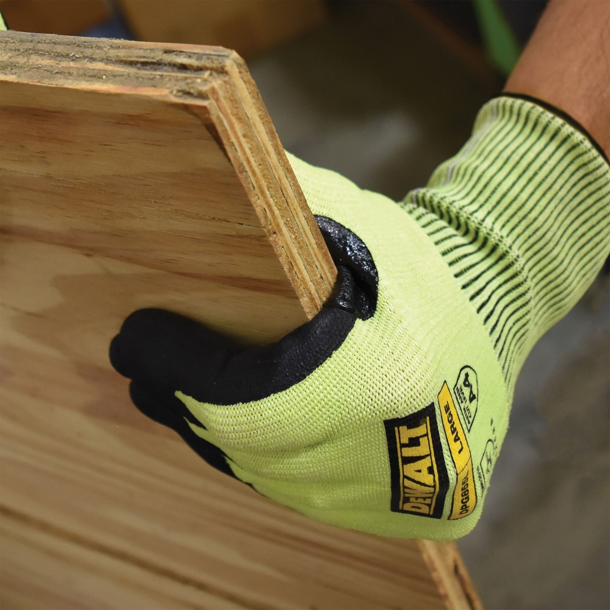 DEWALT ถุงมือกันบาด แบบเรืองแสง ไซส์ L , M  รุ่น DPG855L , DPG855M  ทนน้ำมันและน้ำ ระบายอากาศได้ดีและทนทาน (ดีวอลท์)