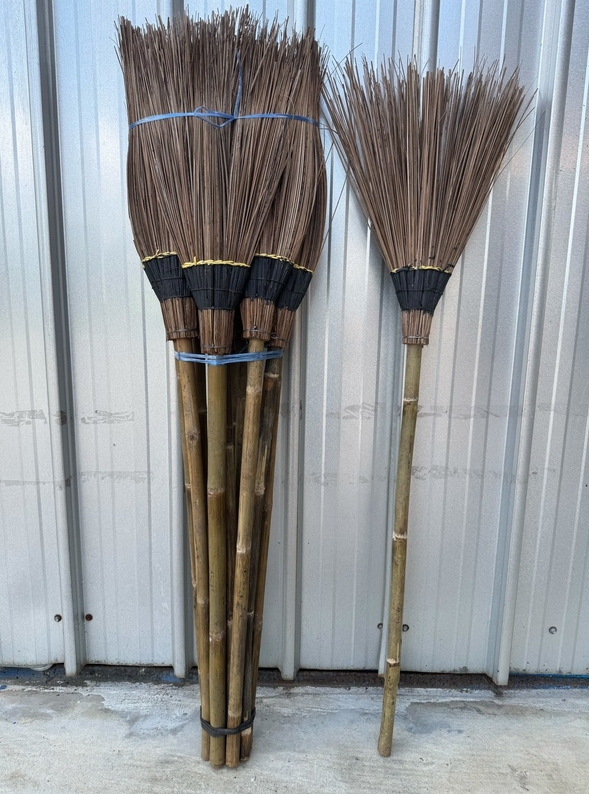 ไม้กวาดทางมะพร้าวด้ามสั้น