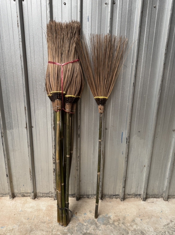 ไม้กวาดทางมะพร้าวด้ามยาว